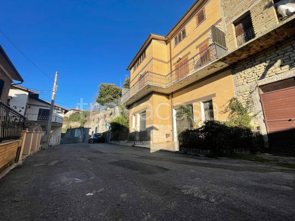 Casa Indipendente in vendita a Monteleone Sabino via Filone