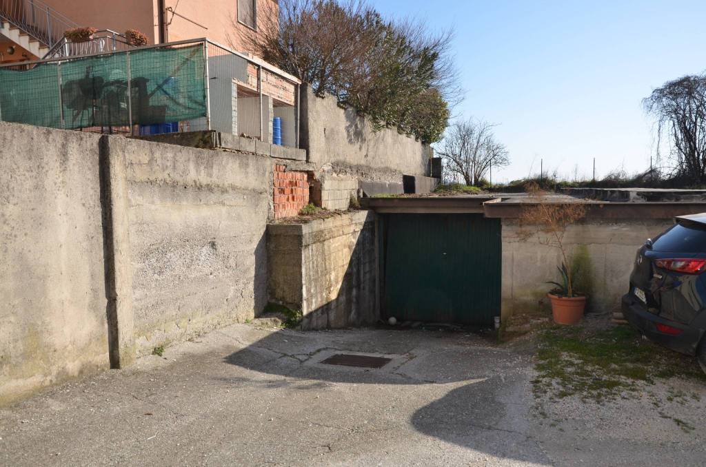 Garage in vendita ad Azzano Mella via Santella, 21