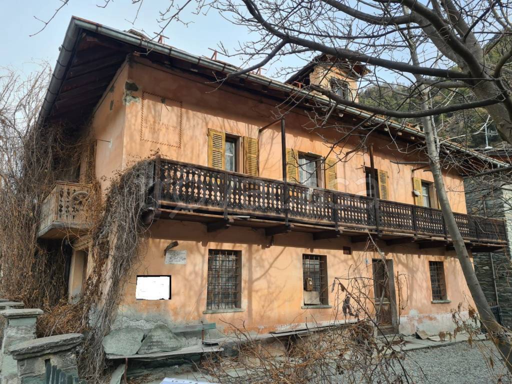 Casa Indipendente in vendita a Brusson strada Regionale della Valle d'Ayas, 80