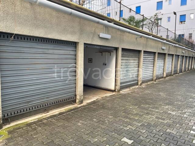 Garage in vendita a Milano via delle Forze Armate, 41
