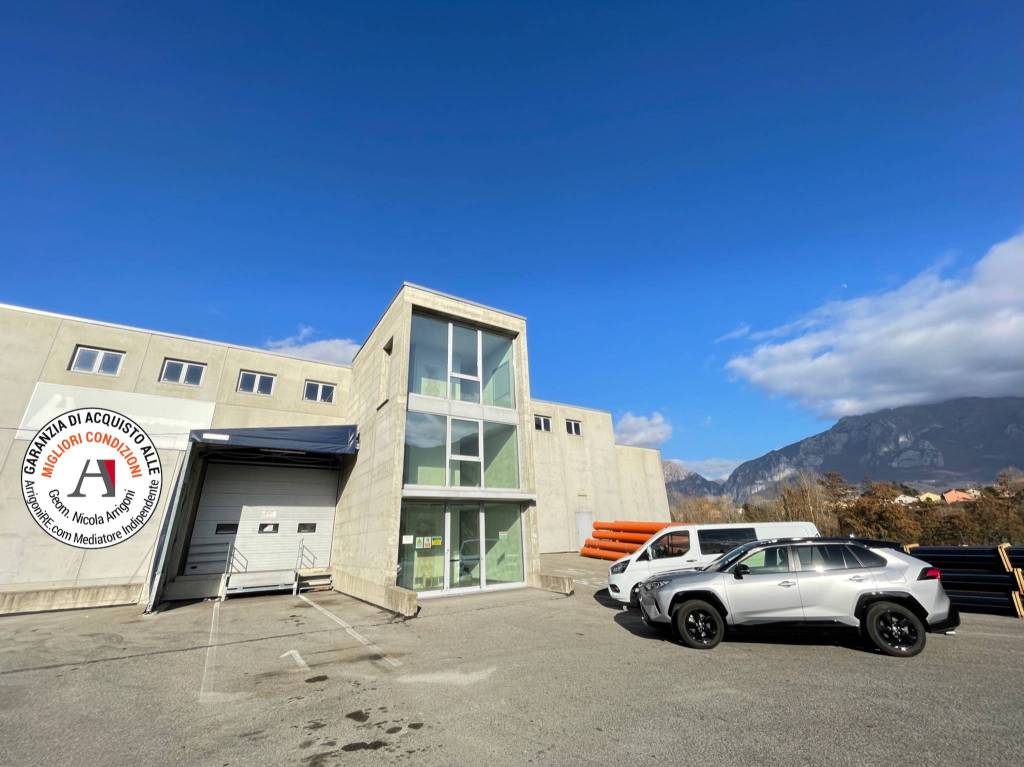 Capannone Industriale in vendita a Valmadrera via Castagnera, 31