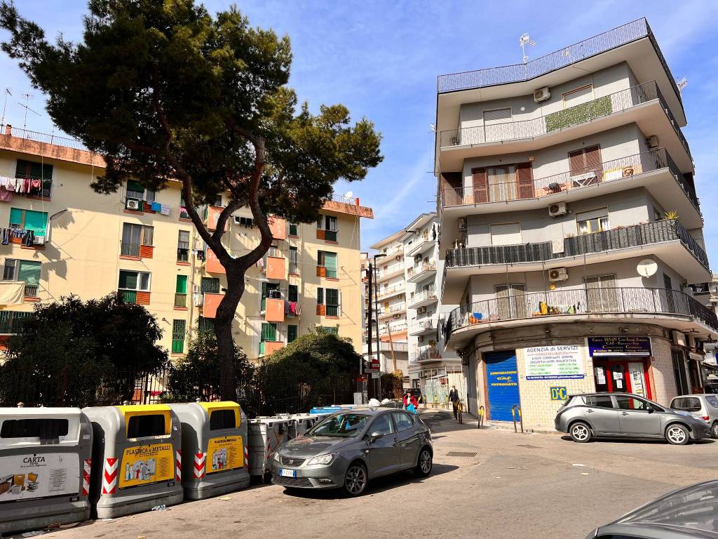 Garage in vendita a Napoli via Nino Bixio