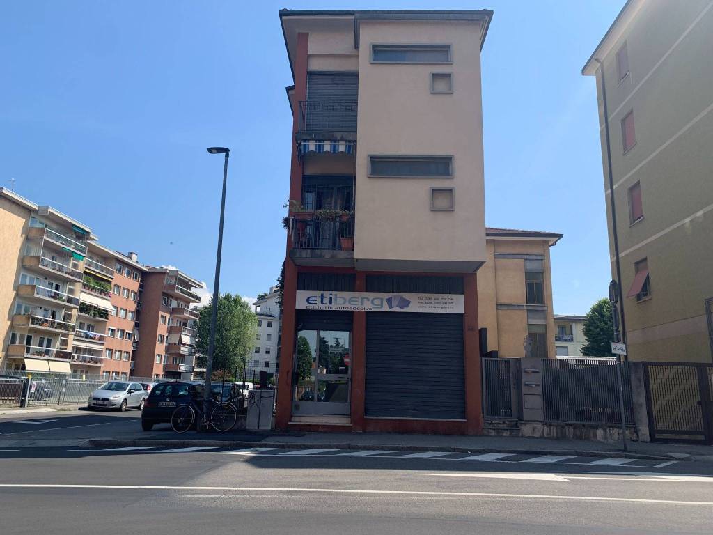 Negozio in in vendita da privato a Bergamo via Flaminio Cerasoli, 34
