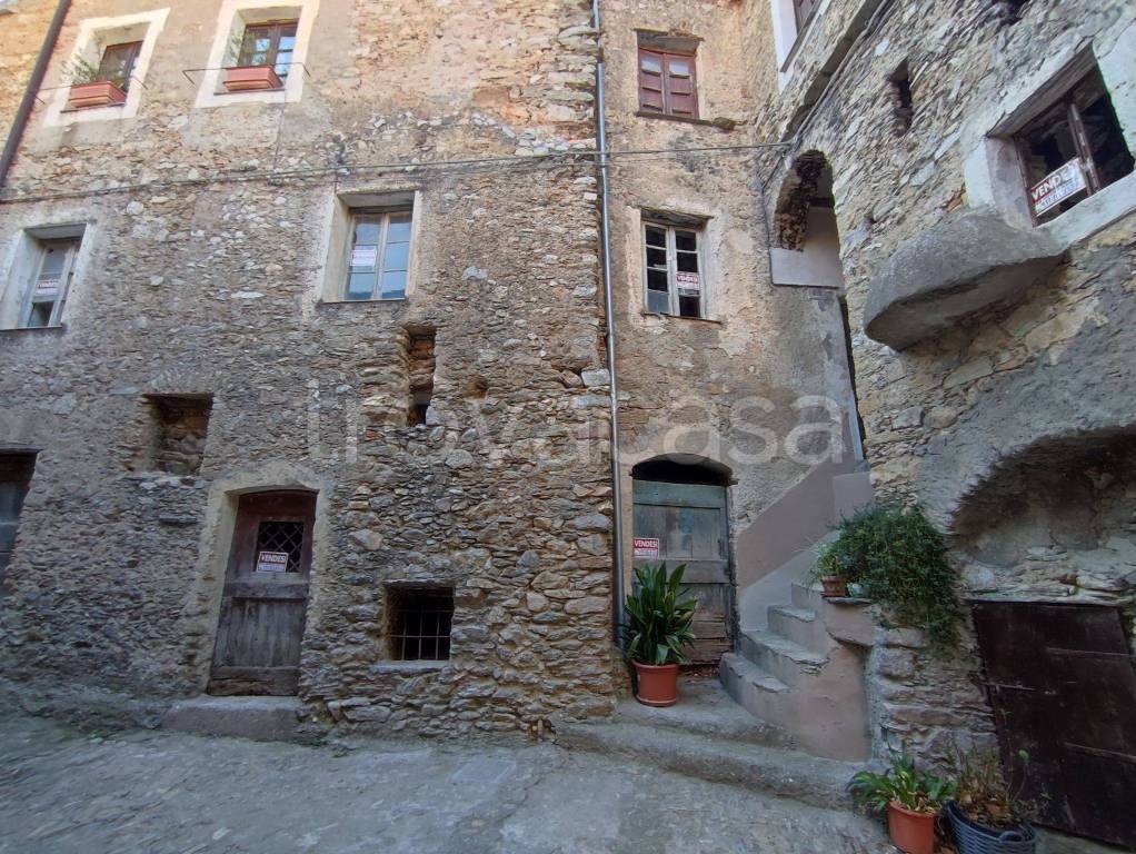 Rustico in in vendita da privato a Castelvecchio di Rocca Barbena via Roma, 45