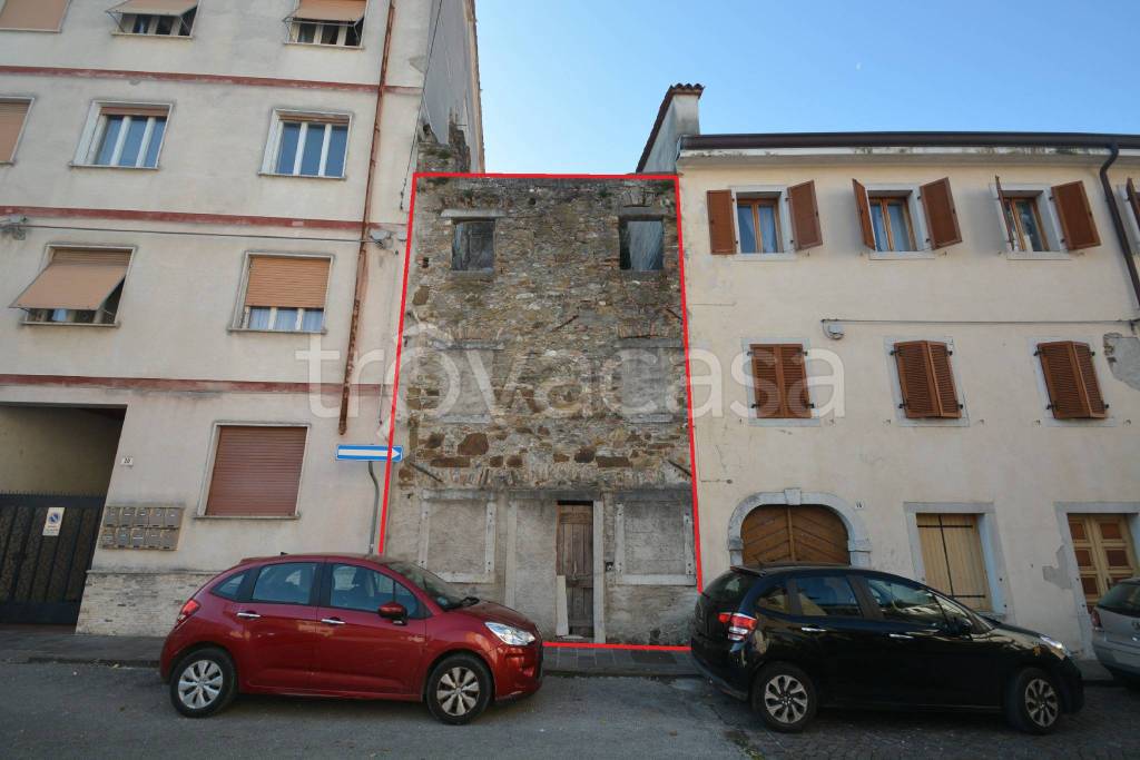 Intero Stabile in vendita a Gorizia via Giambattista Formica, 18
