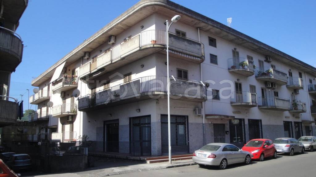 Appartamento in vendita ad Aci Catena via Salvo d'Acquisto, 33