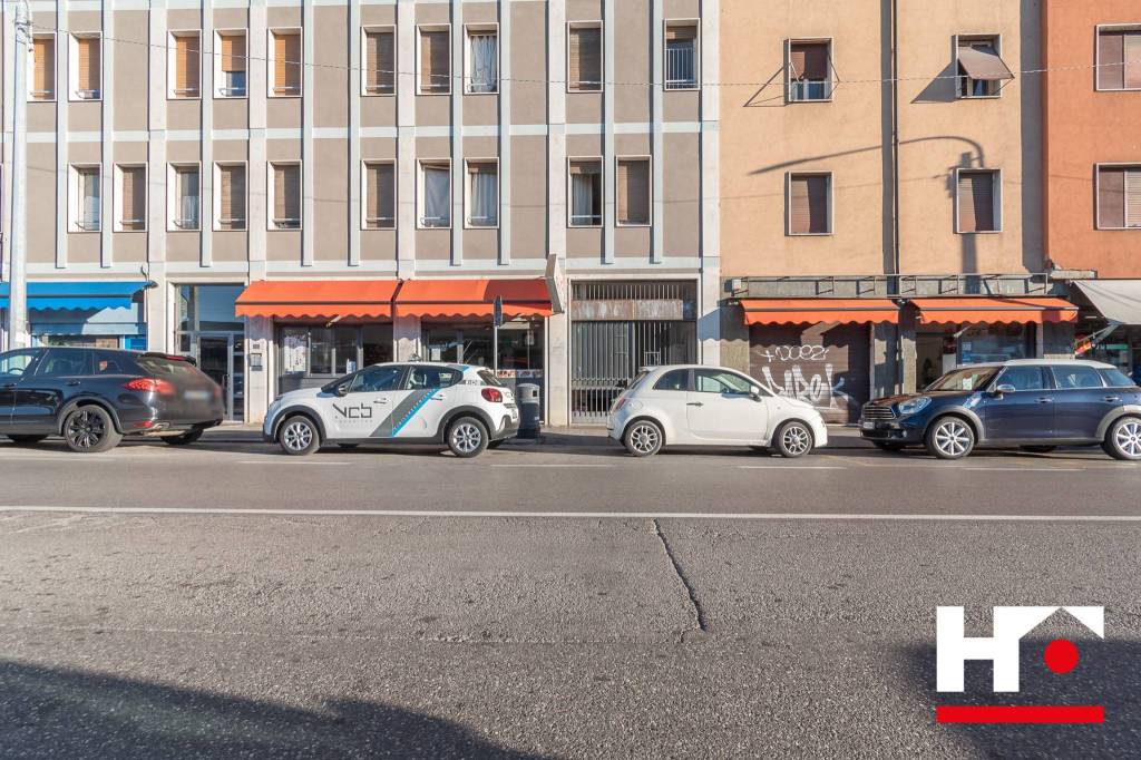 Magazzino in vendita a Brescia via Giulio Togni, 8/a