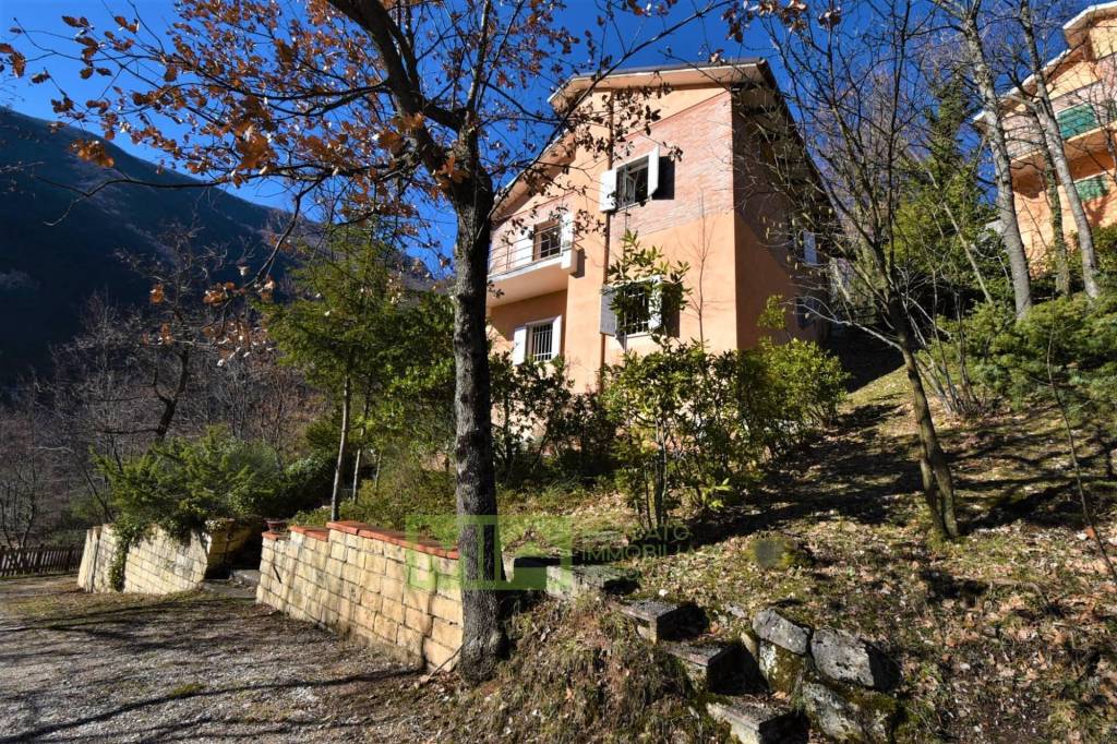 Casa Indipendente in vendita a Sarnano contrada Piobbico