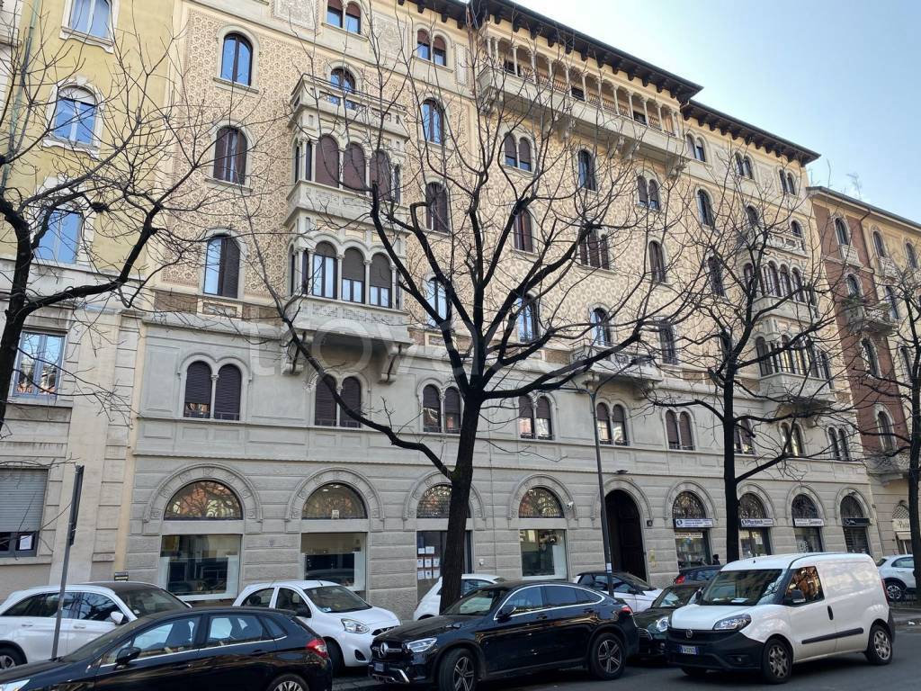 Ufficio in vendita a Milano via Losanna