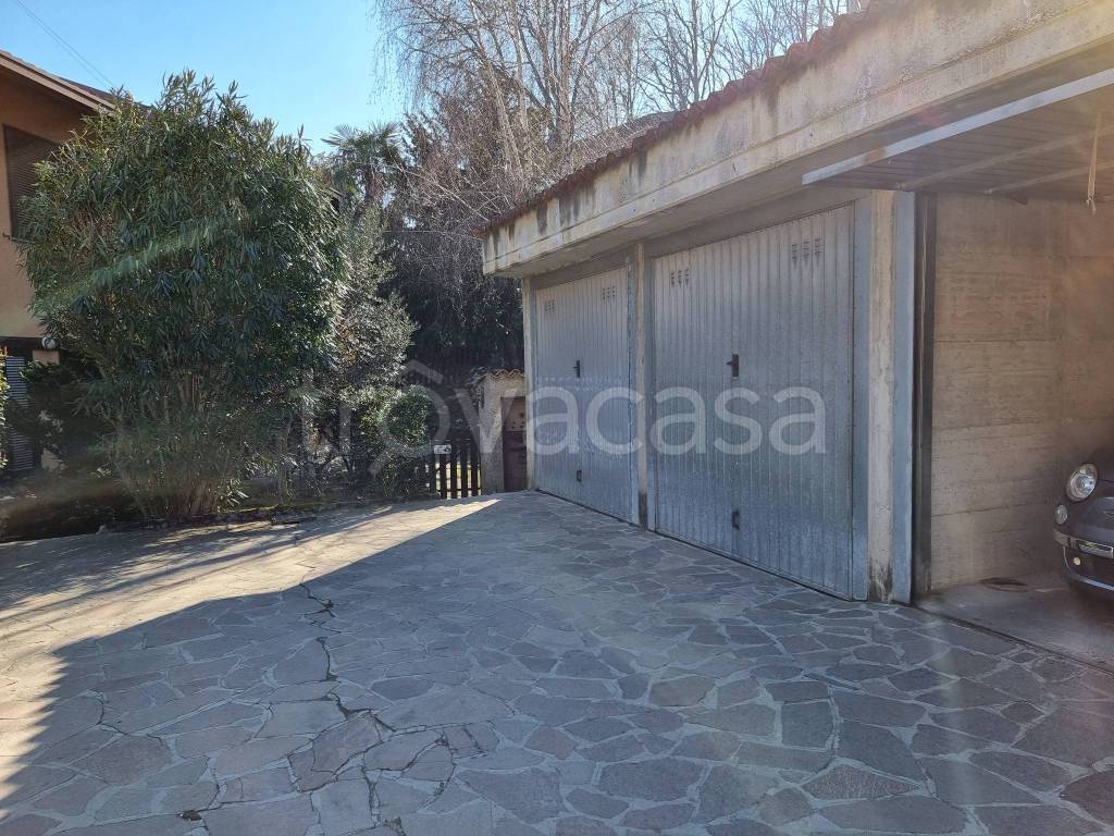 Garage in vendita a Barzanò via Giuseppe Garibaldi, 8