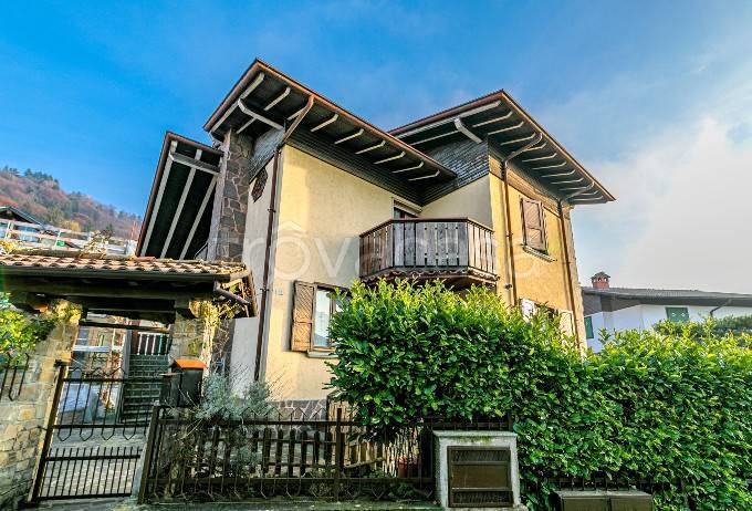 Villa in vendita a Selvino via Larici