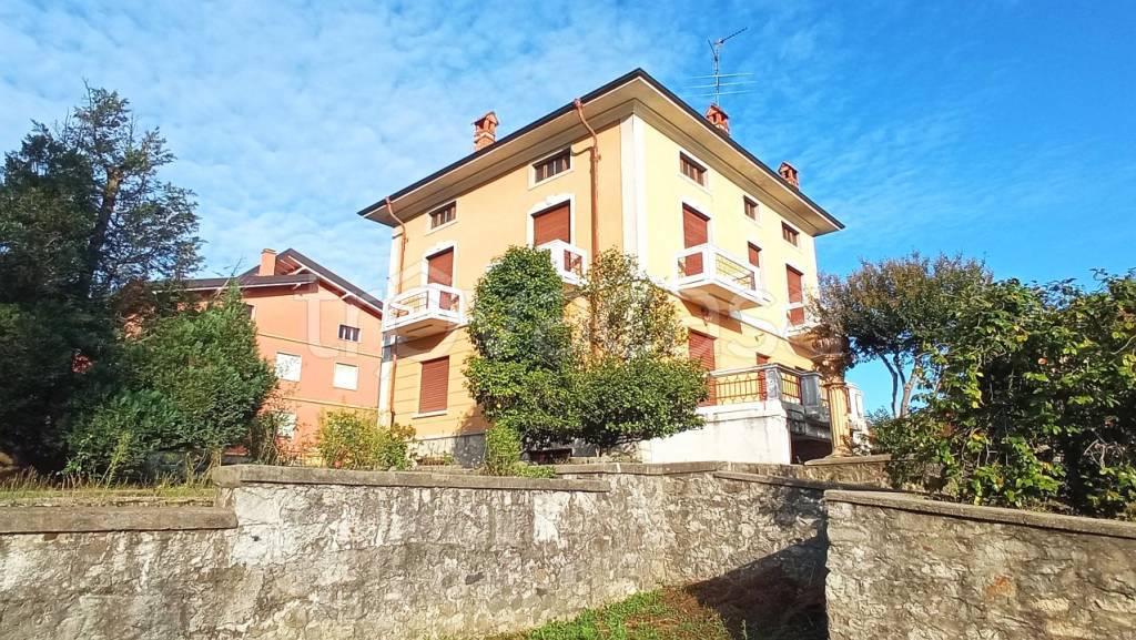 Villa in vendita a Gattinara corso Giuseppe Garibaldi, 184