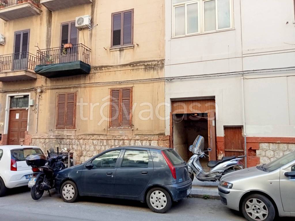 Magazzino in affitto a Palermo via Orazio Antinori, 8