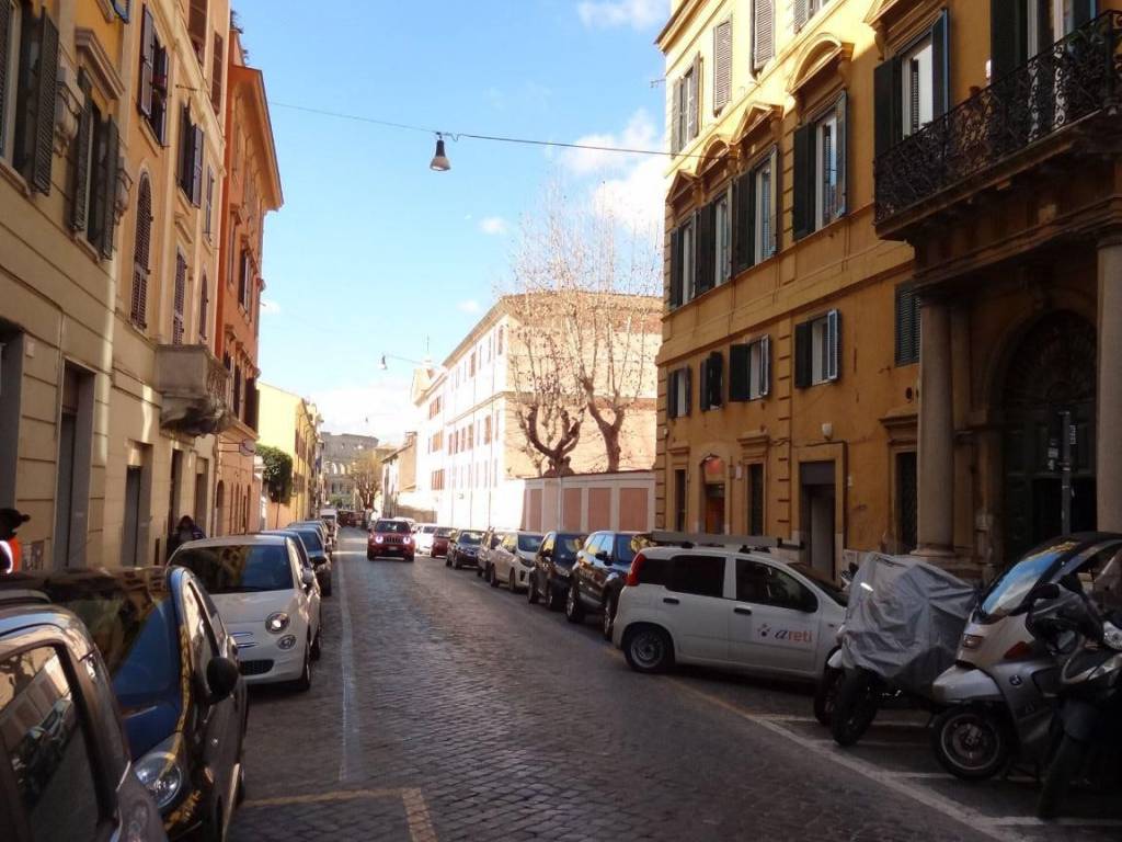 Negozio in vendita a Roma via di San Giovanni in Laterano, 180
