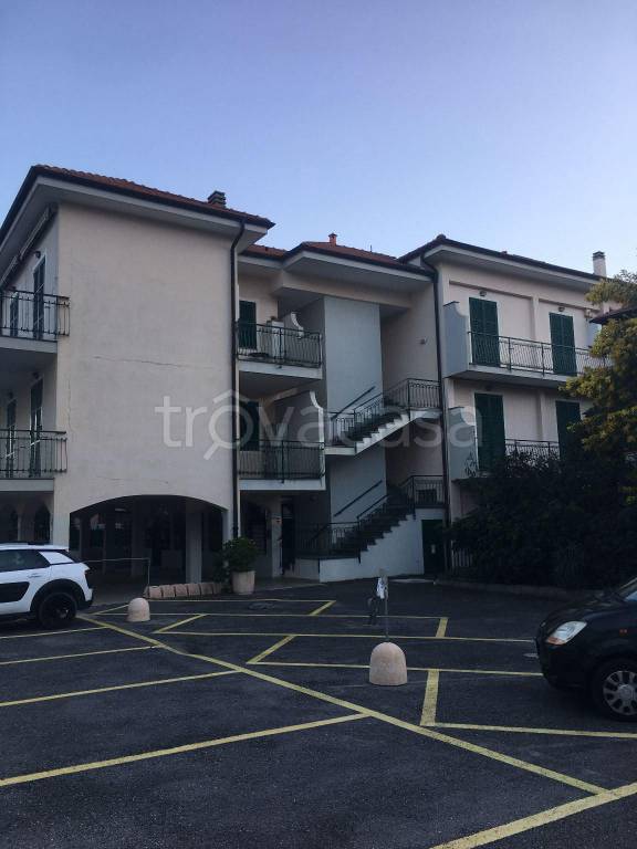 Appartamento in vendita ad Albenga largo Tiziano, 7