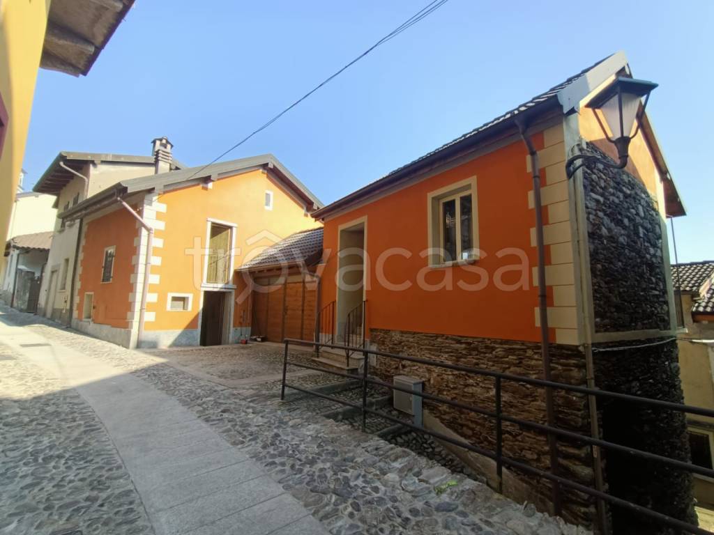 Villa Bifamiliare in vendita a Cossogno