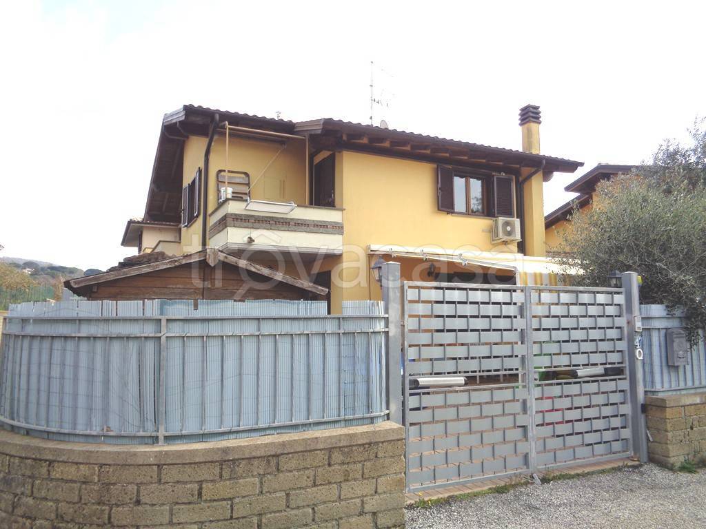 Villa Bifamiliare in vendita a Oriolo Romano via della Stazione