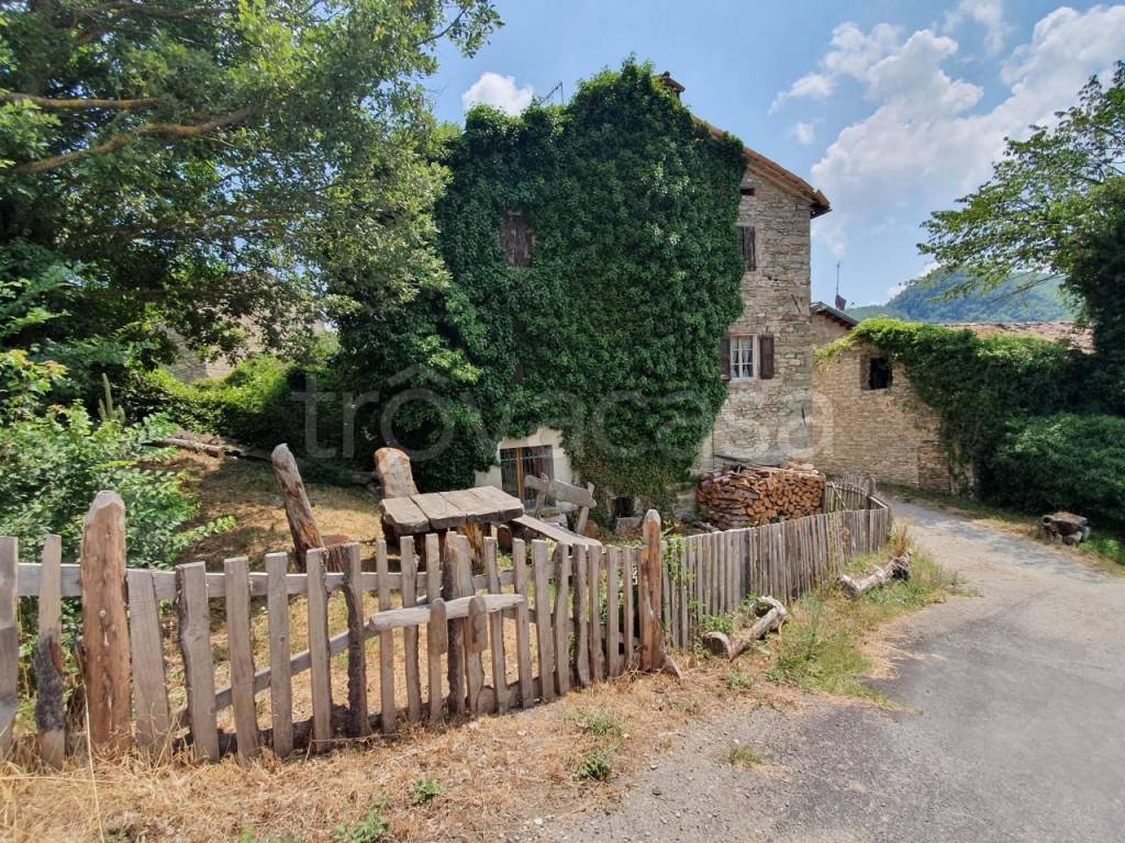Casa Indipendente in vendita a Castelnovo ne' Monti via Bondolo
