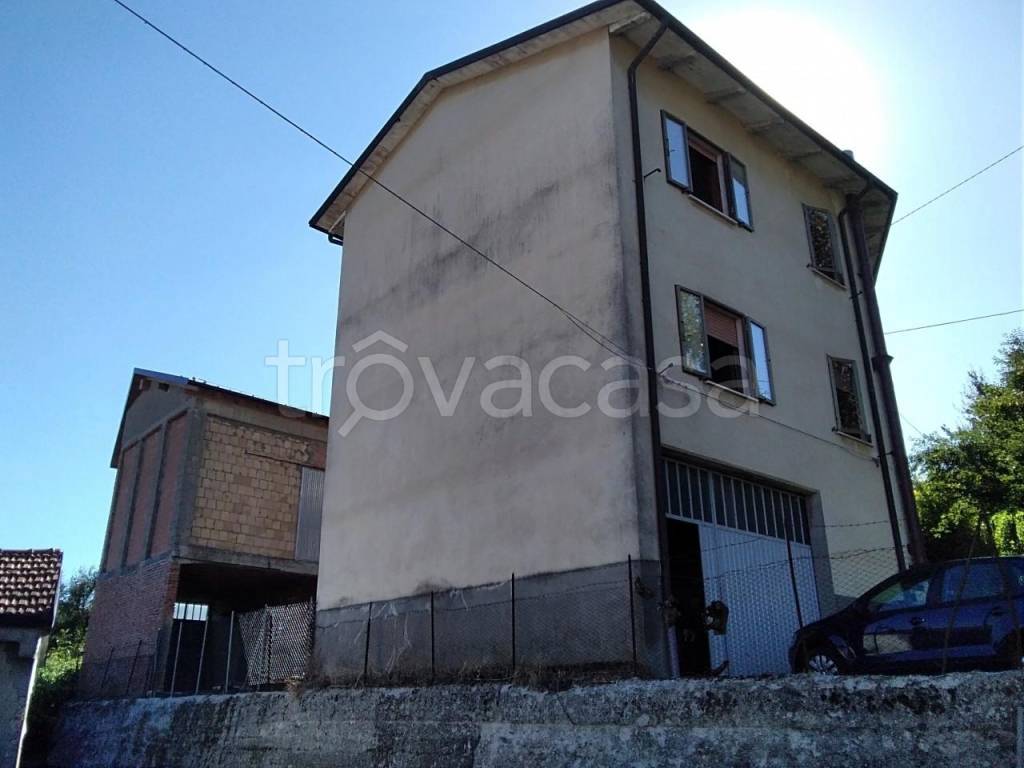 Casa Indipendente in vendita a Castelnovo ne' Monti via Borgo Chiesa