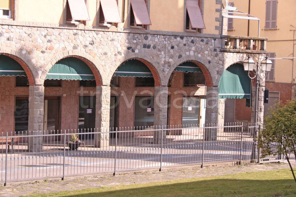 Negozio in vendita a Bobbio piazza Santa Fara 2