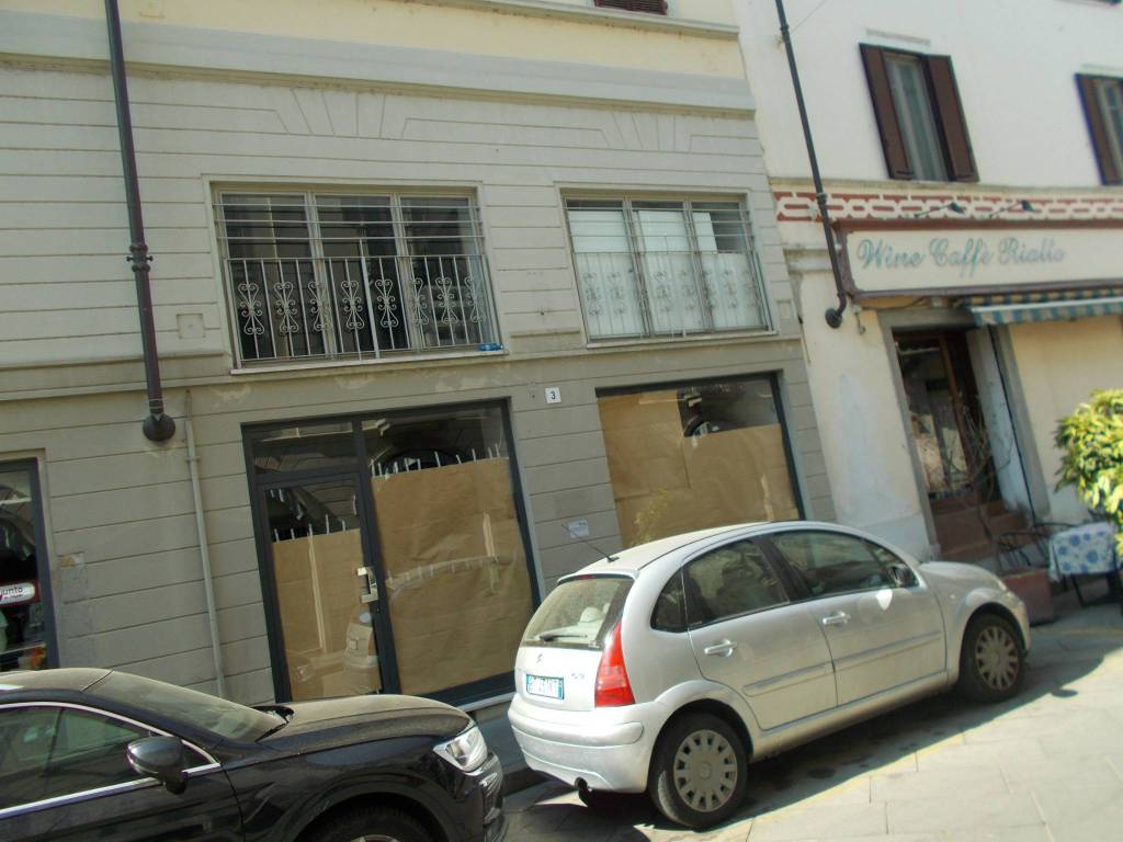Negozio in affitto a Vercelli via Francesco Crispi