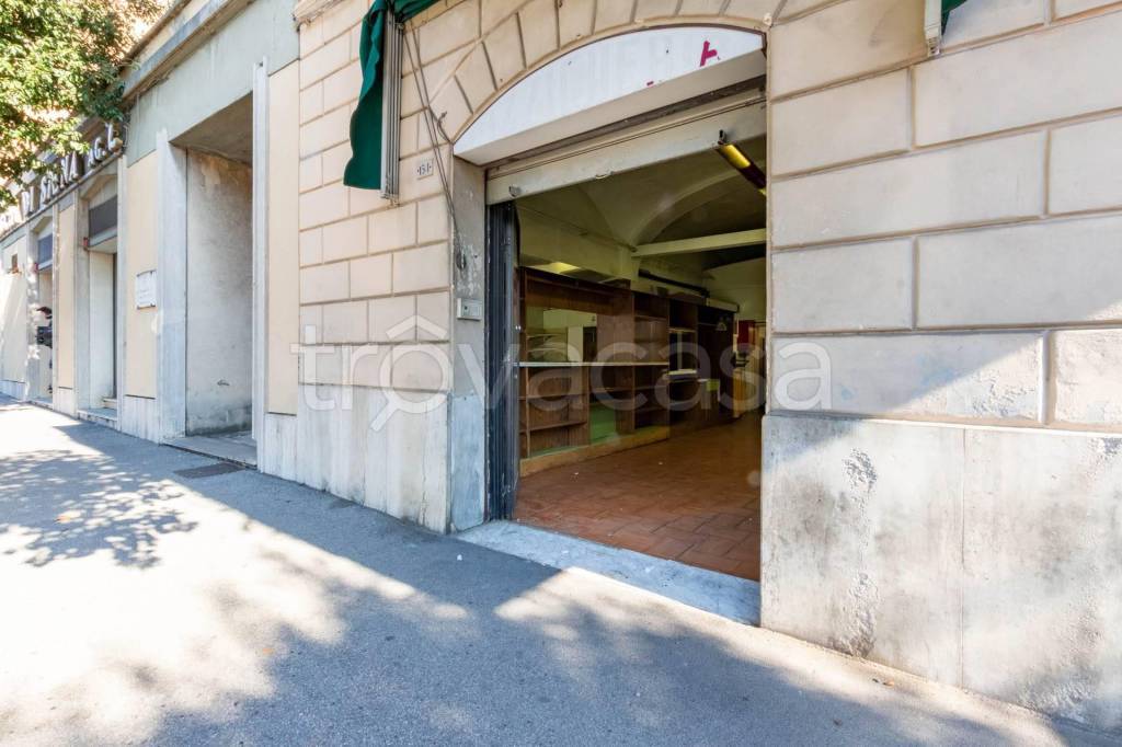 Negozio in vendita a Siena viale Camillo Benso di Cavour, 154
