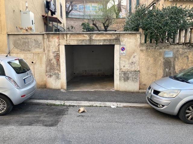 Garage in vendita a Tivoli viale Giuseppe Picchioni, 26
