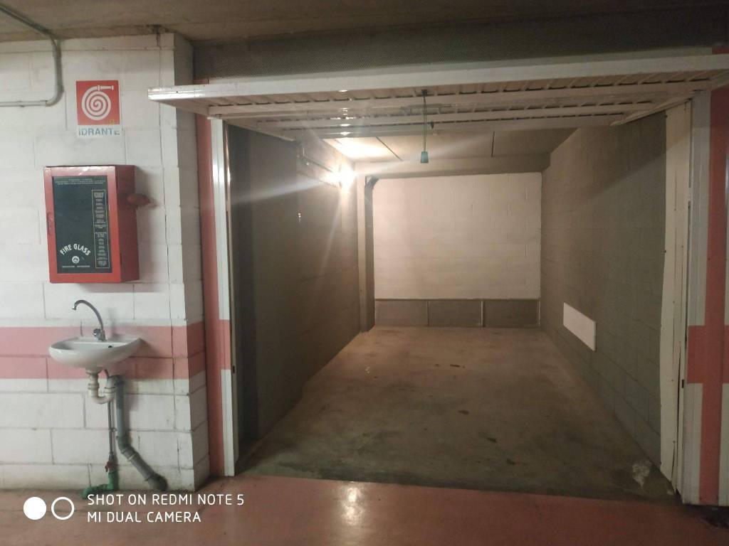 Garage in affitto a Milano via Bordighera, 47