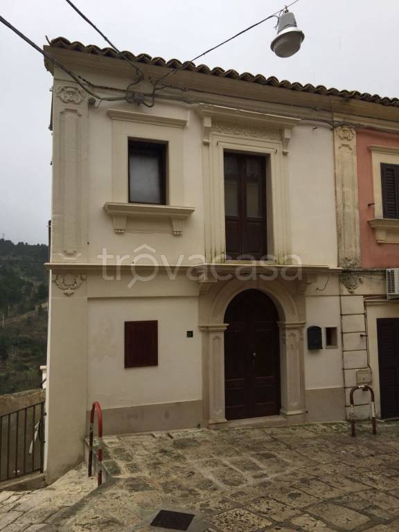 Appartamento in in affitto da privato a Chiaramonte Gulfi via Serafino Amabile Guastella, 68