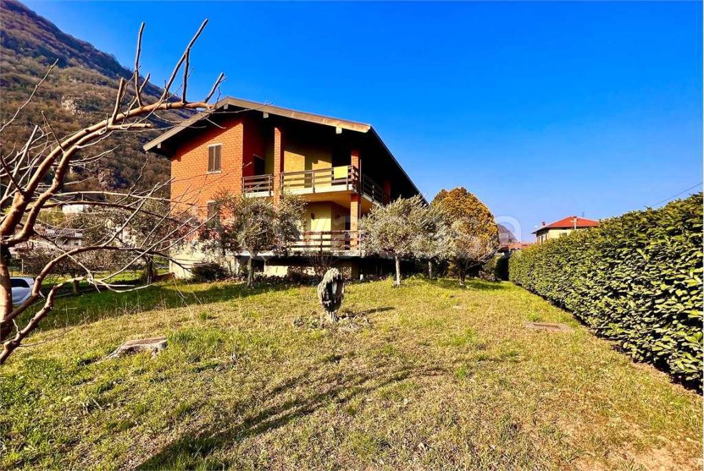 Casa Indipendente in vendita a Rogno via Vittorio Veneto , 41