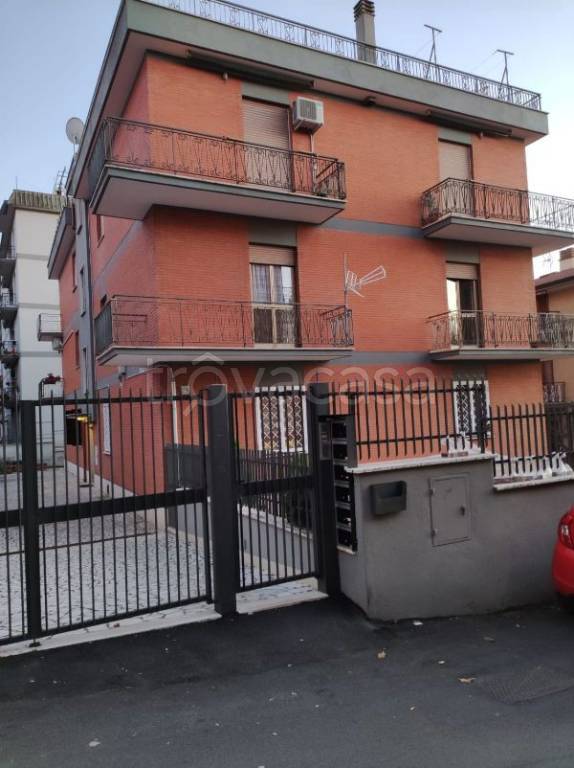 Appartamento in vendita a Roma via Jacopo Torriti