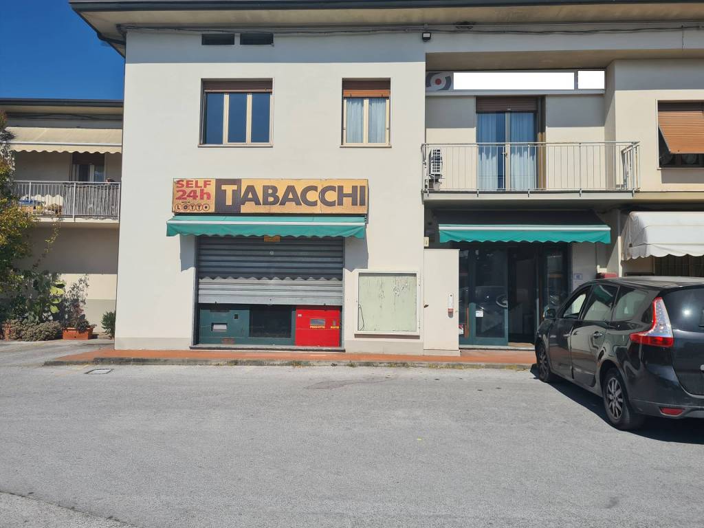 Tabaccheria in affitto a Porcari via Romana Ovest, 82