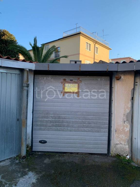 Garage in vendita a Roma via Squillace, 98