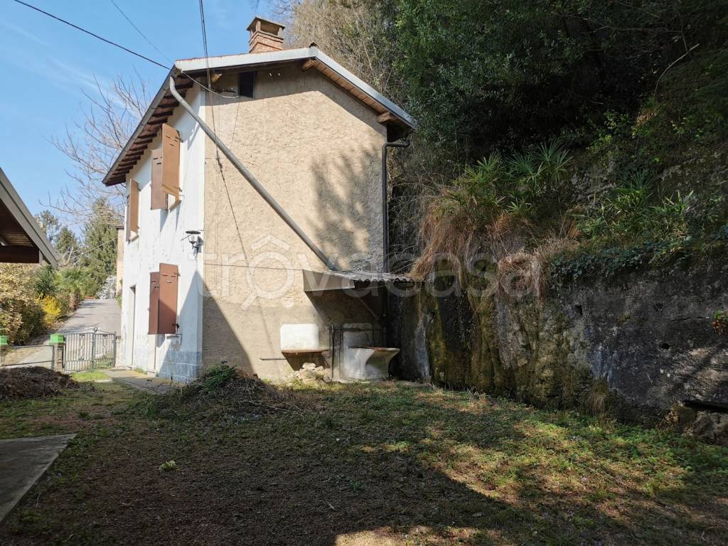 Villa in vendita a Besano via Scerè, 17