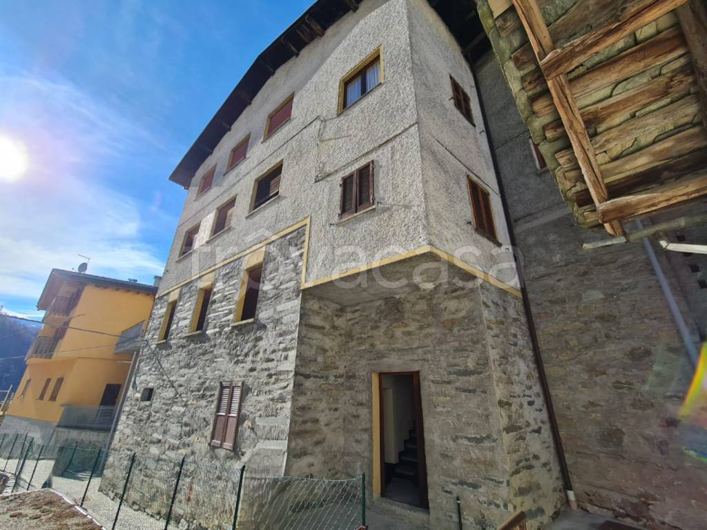Casa Indipendente in vendita a Lanzada via Bernina, 38