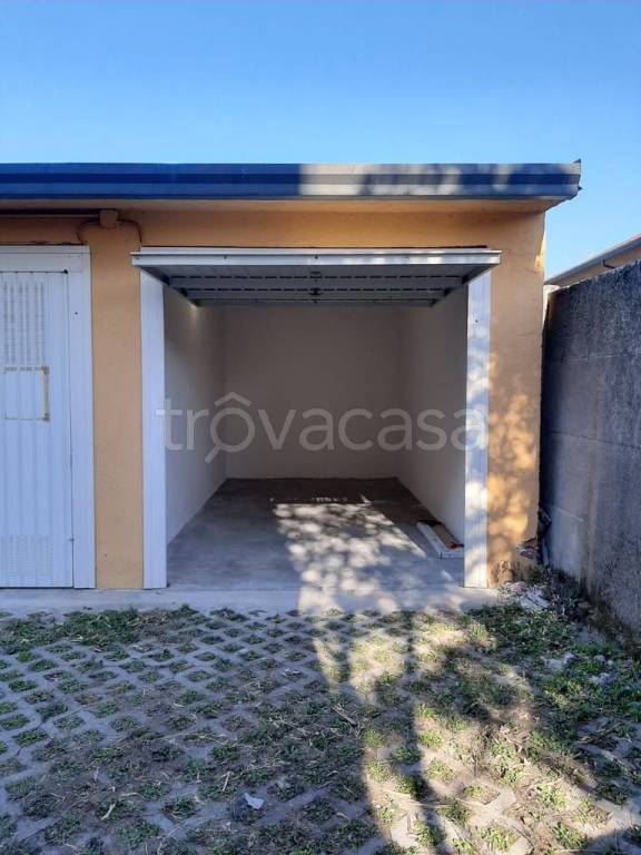 Garage in affitto a Castellanza via Varese, 6