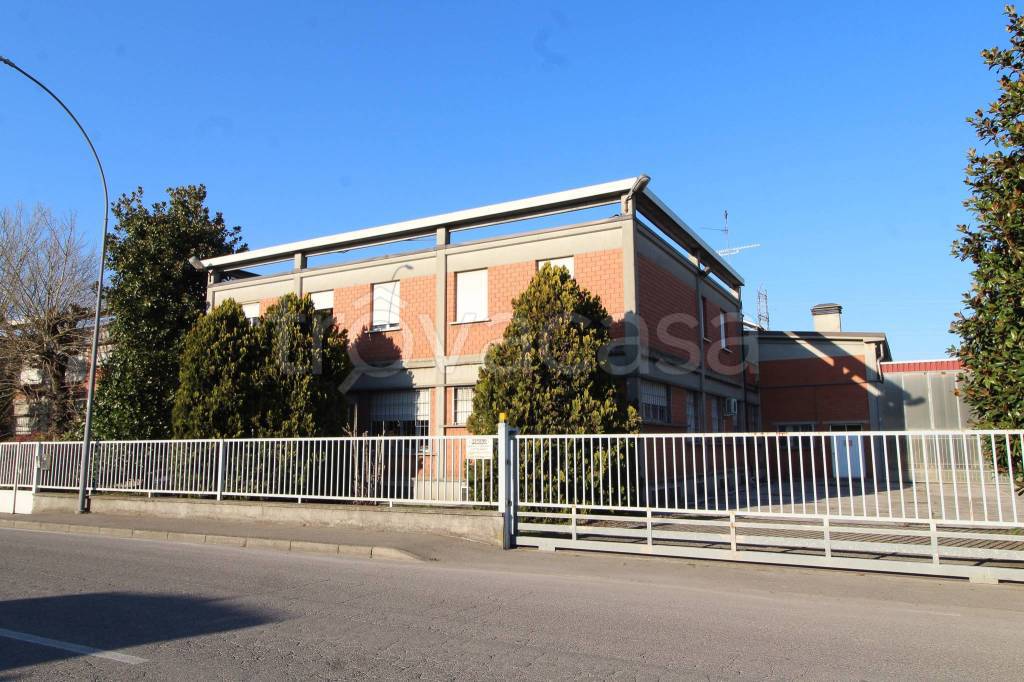Capannone Industriale in vendita a Piacenza via Bartolomeo Riva