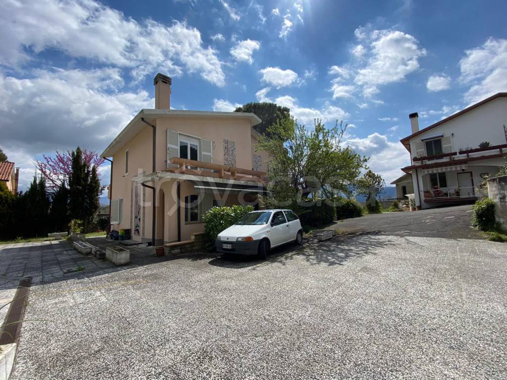 Villa Bifamiliare in vendita a Scandriglia via dei Licustri