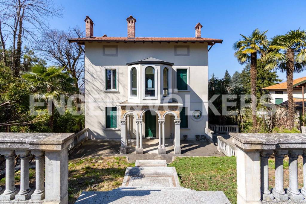Villa in vendita a Venegono Superiore via Giuseppe Verdi