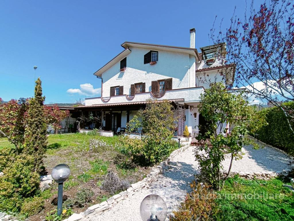 Villa Bifamiliare in vendita a L'Aquila via Acquasanta