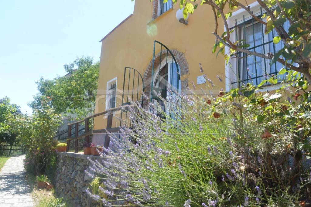 Villa a Schiera in vendita a Quiliano via Lanrosso Superiore, 10