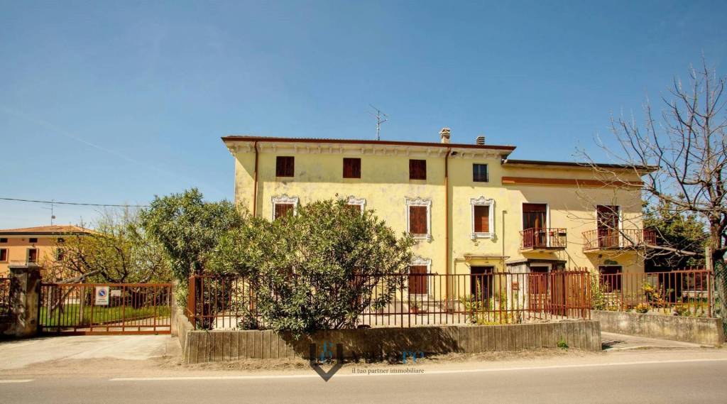 Casa Indipendente in vendita a Verona via Bionde