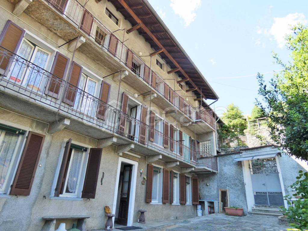 Casa Indipendente in vendita a Dumenza via f. Orsini 9