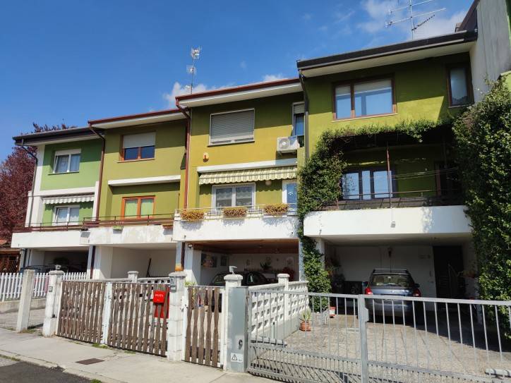 Villa a Schiera in vendita a Gemona del Friuli via Pace da Gemona, 26