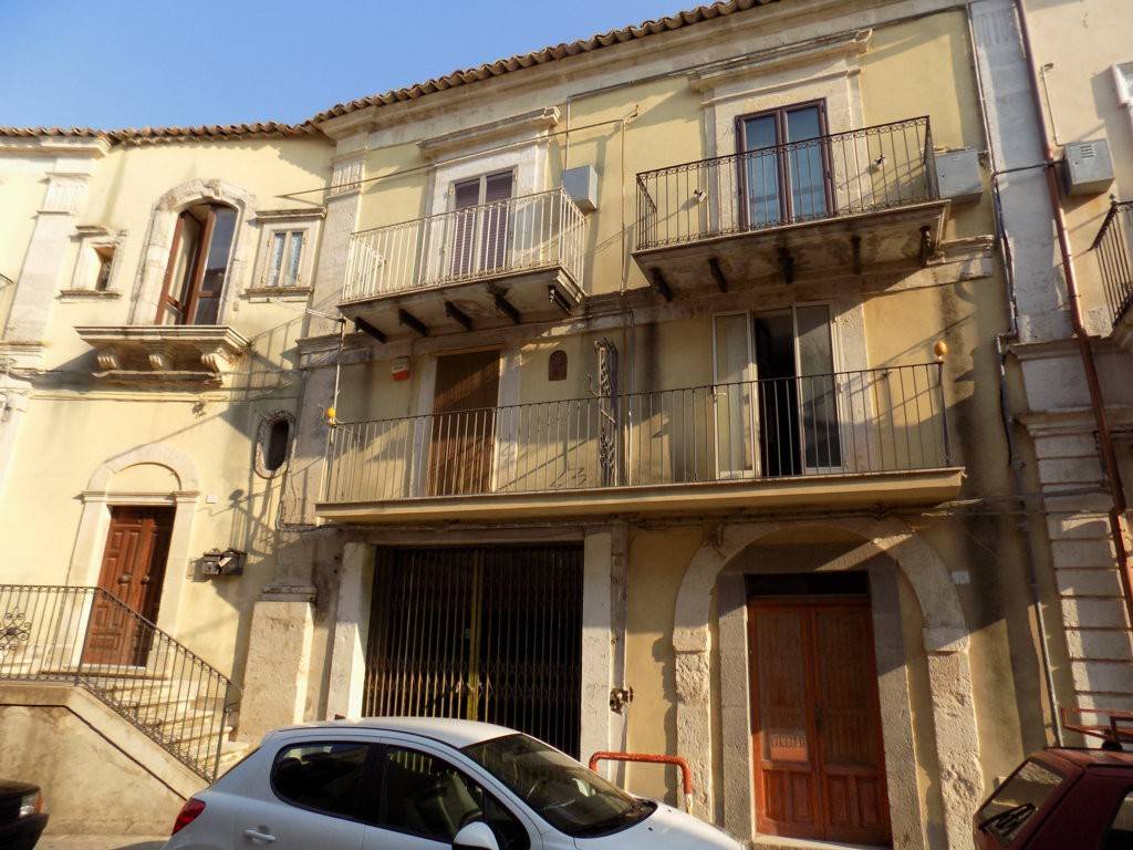 Appartamento in vendita a Monterosso Almo corso Umberto, 23