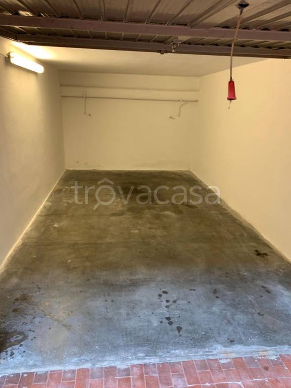 Garage in affitto a Milano via Amatore Antonio Sciesa, 7