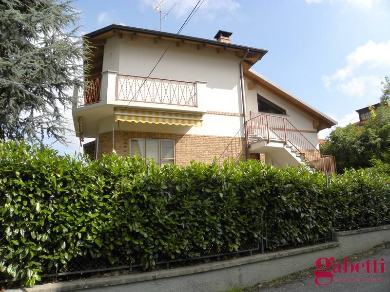 Villa Bifamiliare in vendita a Bra via Torino, 36