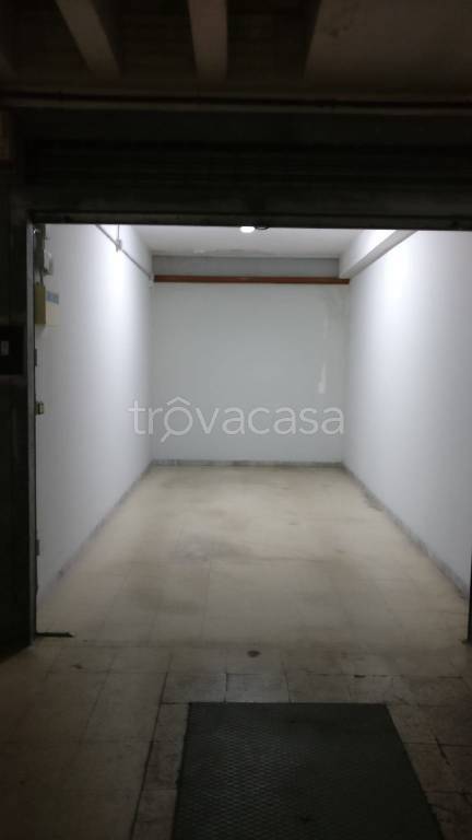 Garage in affitto a Taranto via Pisa, 4