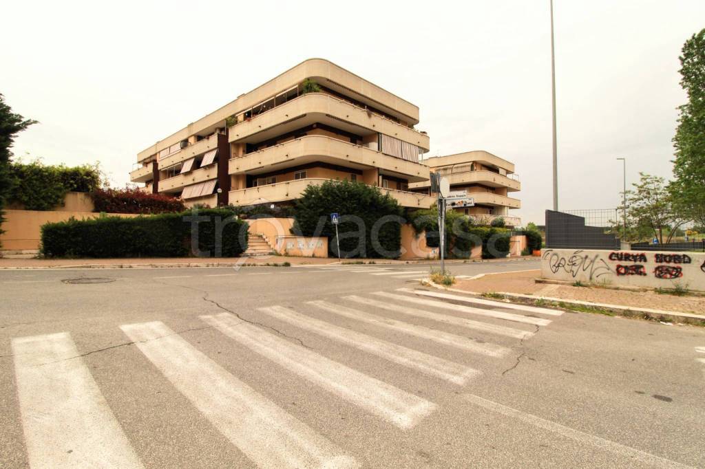 Appartamento in vendita a Roma via Carlo Ludovico Bragaglia, 200