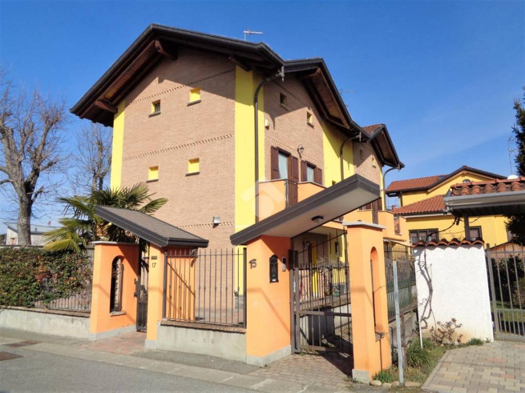 Villa Bifamiliare in vendita a Lonate Pozzolo via Mantova, 15